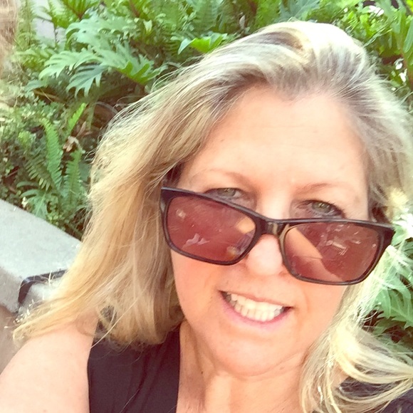 Meet your Posher, Sandy So Cali clothes hoarder - Picture 7 of 12